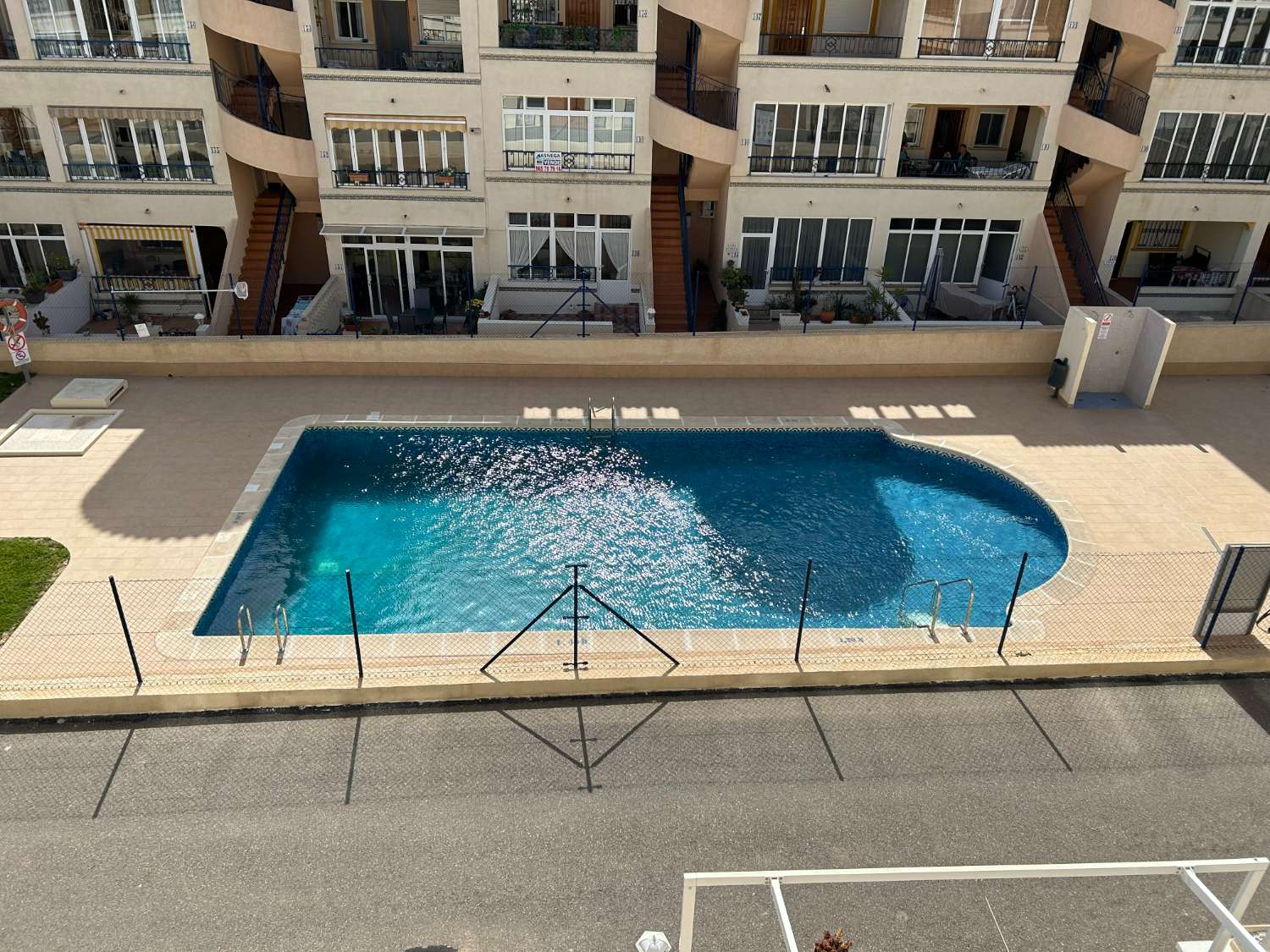 Les presentamos un precioso apartamento en planta baja con 2 dormitorios y 1 baño.