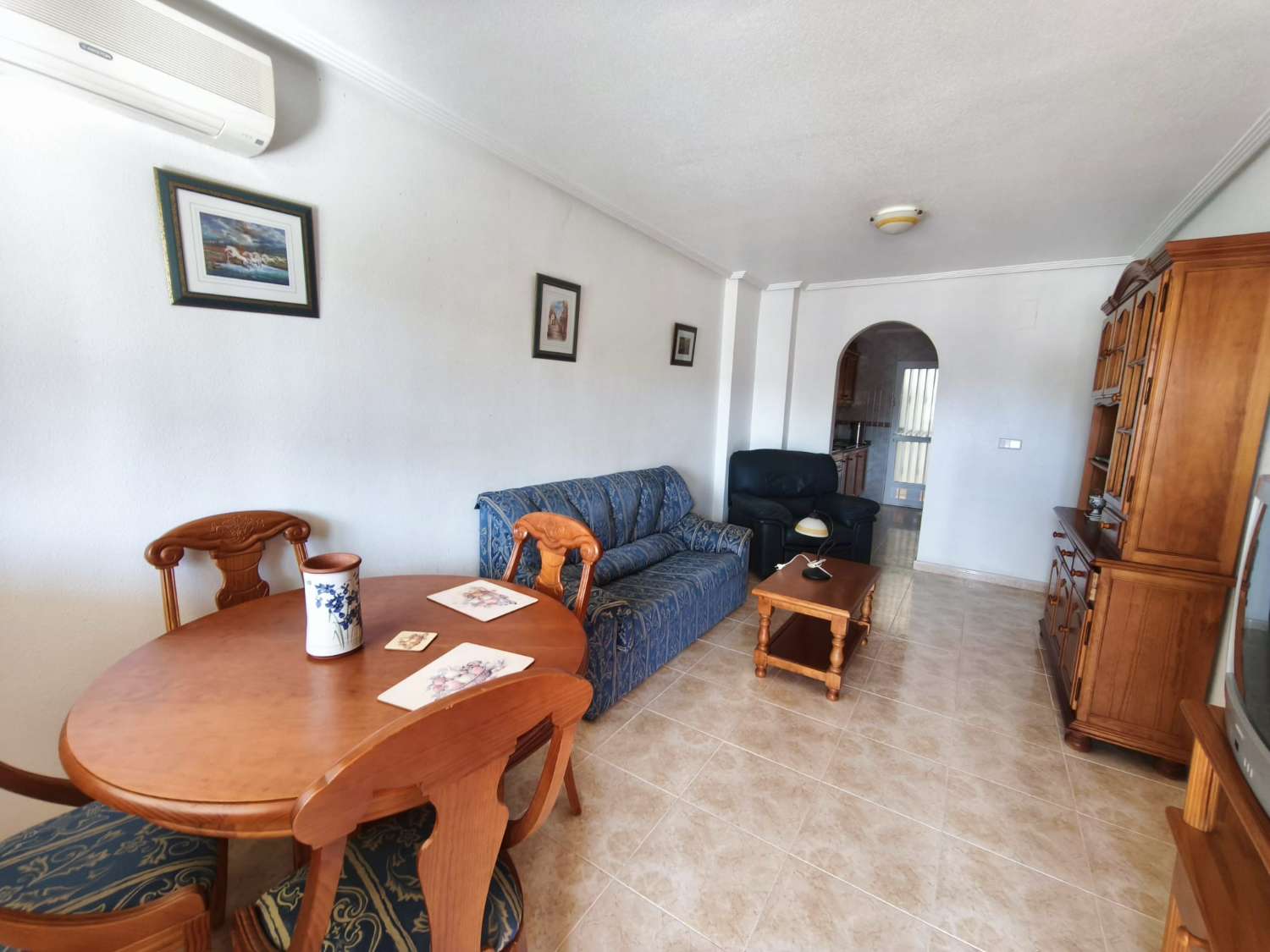 Les presentamos un precioso apartamento en planta baja con 2 dormitorios y 1 baño.