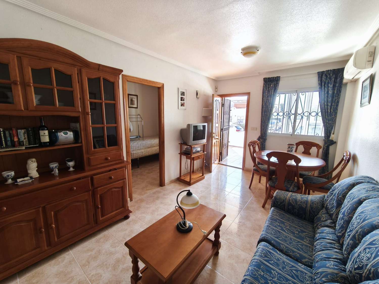 Les presentamos un precioso apartamento en planta baja con 2 dormitorios y 1 baño.