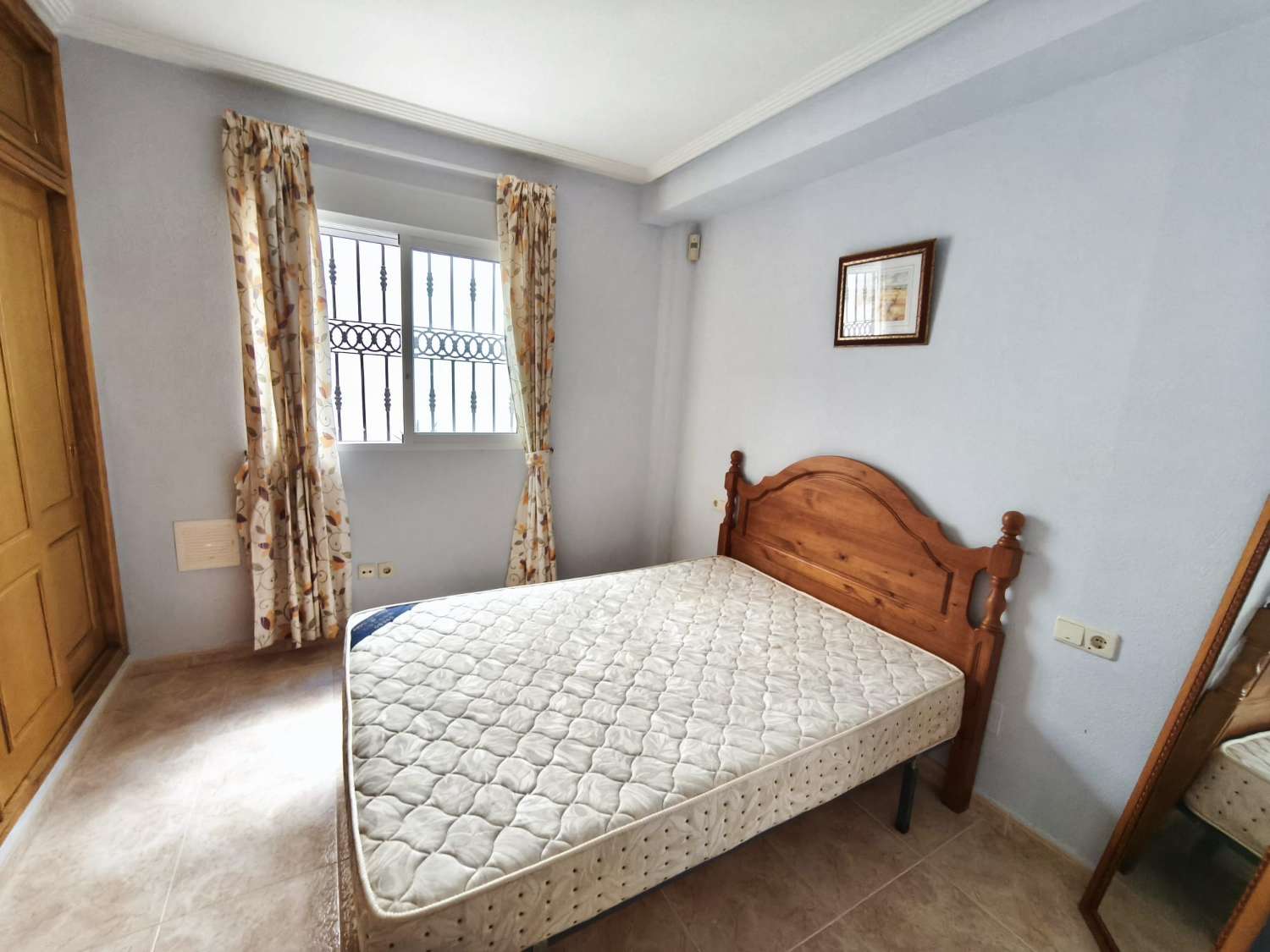 Les presentamos un precioso apartamento en planta baja con 2 dormitorios y 1 baño.