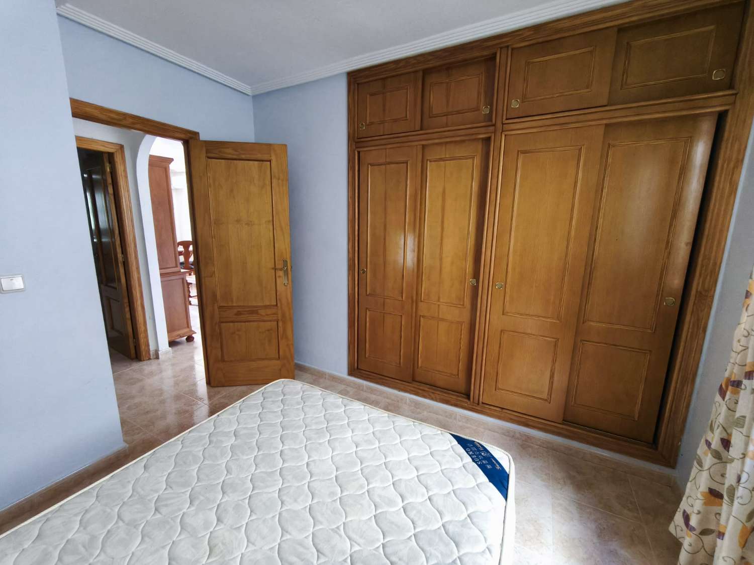 Les presentamos un precioso apartamento en planta baja con 2 dormitorios y 1 baño.