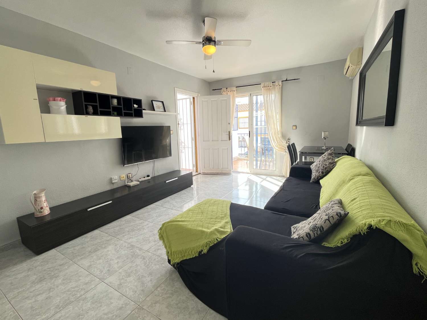 Apartamento en Planta alta de 2 dormitorios y solarium privado con vistas al Mar