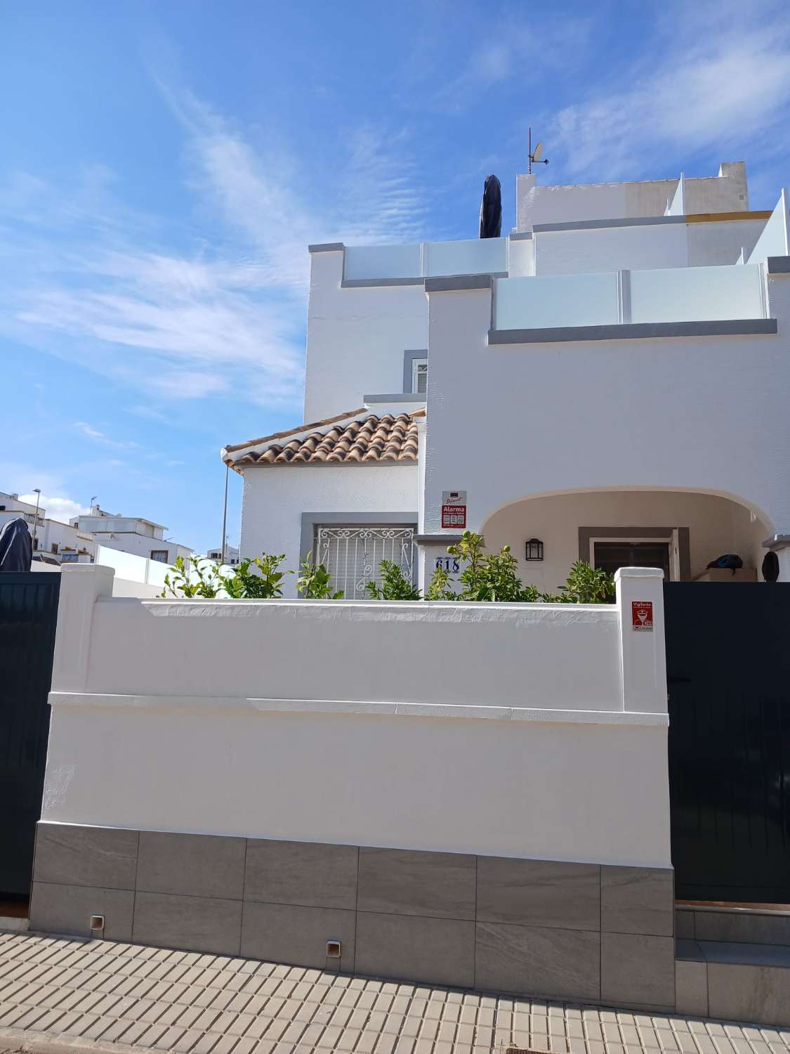 Dúplex de 3 dormitorios y 2 baños con 2 piscinas comunitarias