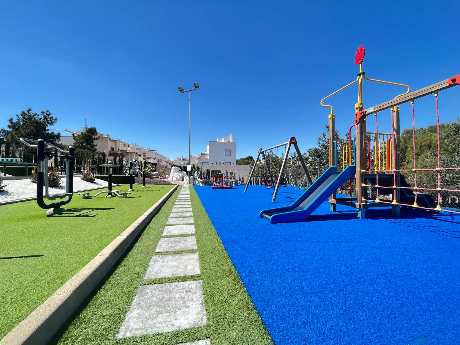 Dúplex de 3 dormitorios y 2 baños con 2 piscinas comunitarias