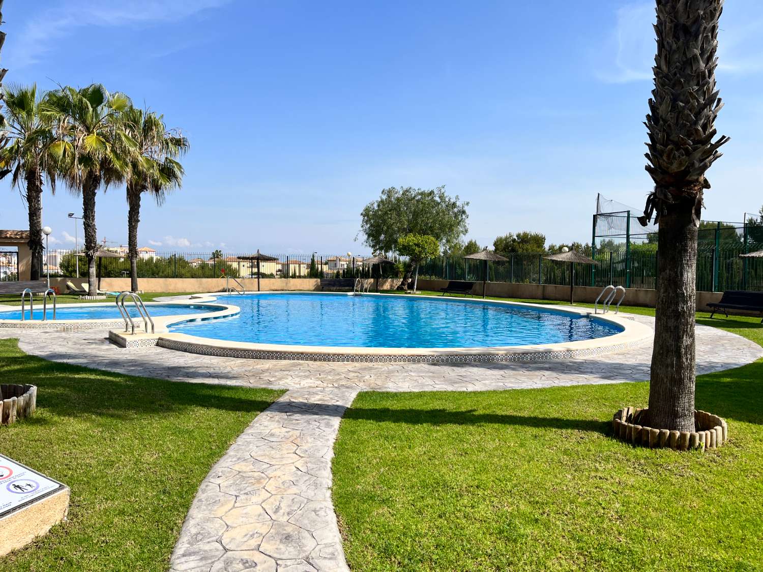 Dúplex de 3 dormitorios y 2 baños con 2 piscinas comunitarias