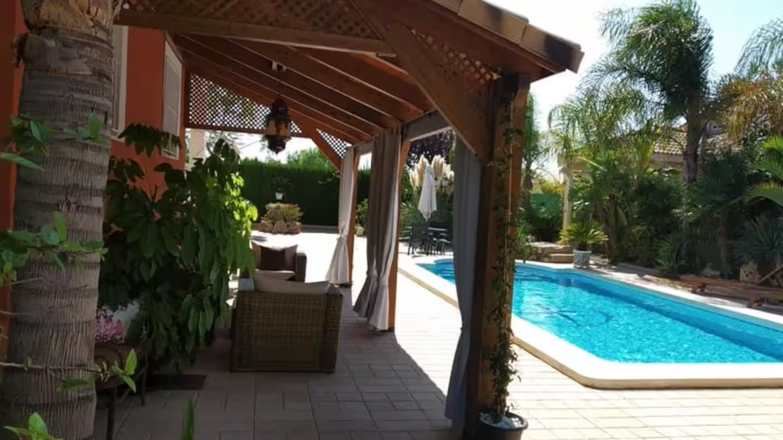 Villa Independiente de 3 dormitorios, 2 baños y piscina privada con 1200m2 de parcela