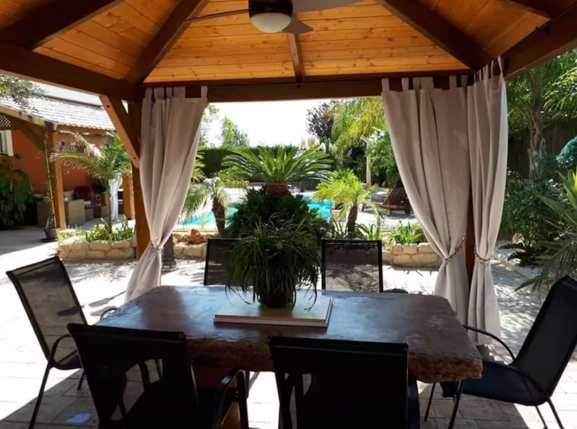 Villa Independiente de 3 dormitorios, 2 baños y piscina privada con 1200m2 de parcela