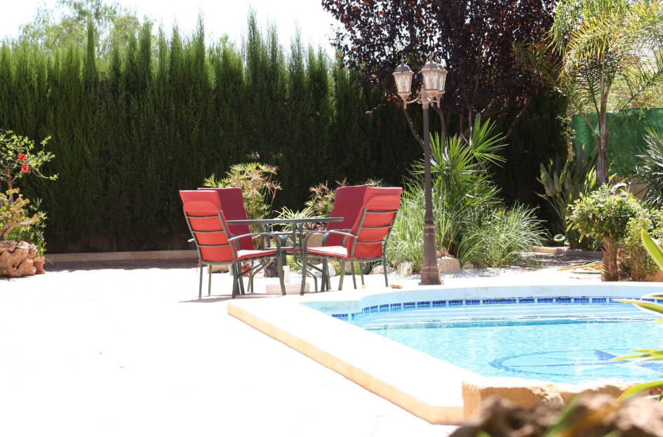 Villa Independiente de 3 dormitorios, 2 baños y piscina privada con 1200m2 de parcela
