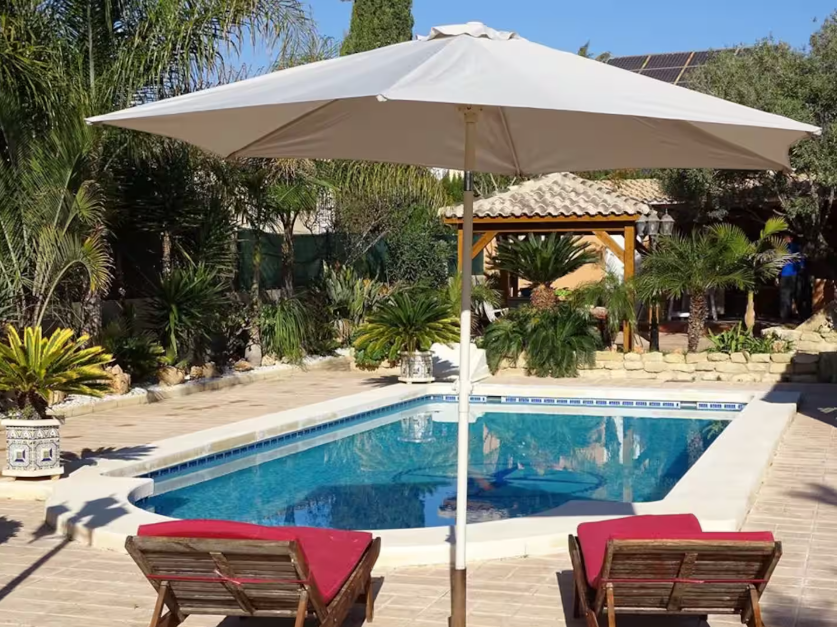 Villa Independiente de 3 dormitorios, 2 baños y piscina privada con 1200m2 de parcela