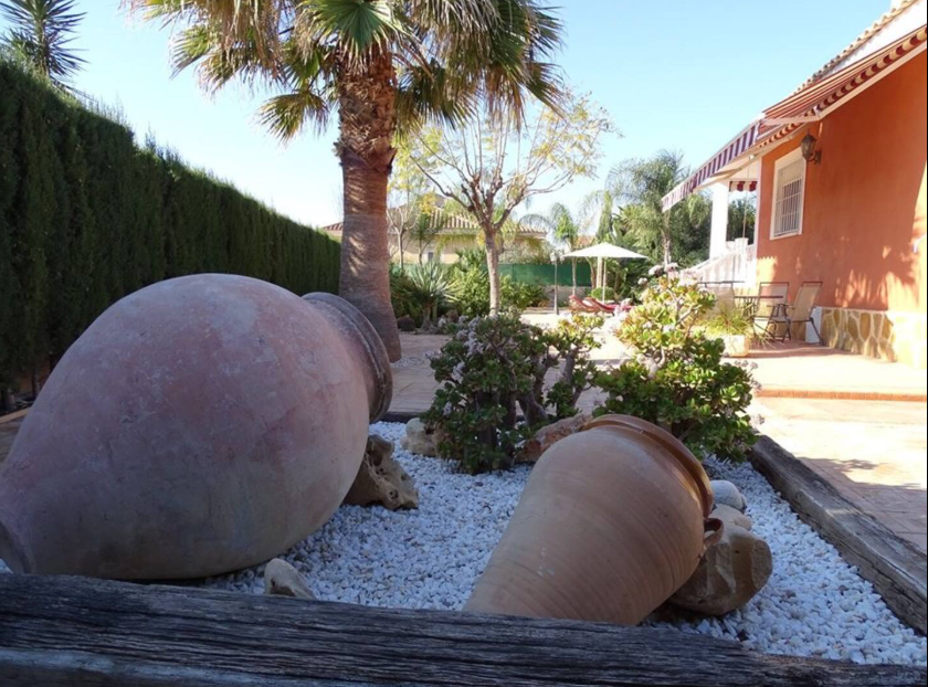 Villa Independiente de 3 dormitorios, 2 baños y piscina privada con 1200m2 de parcela