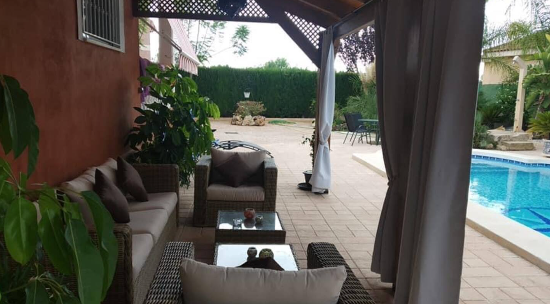 Villa Independiente de 3 dormitorios, 2 baños y piscina privada con 1200m2 de parcela