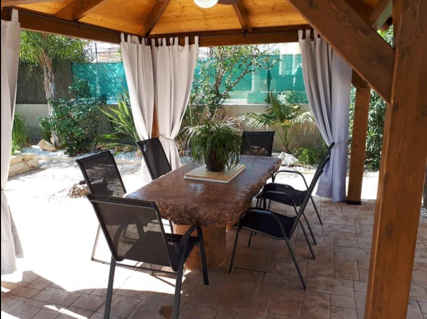 Villa Independiente de 3 dormitorios, 2 baños y piscina privada con 1200m2 de parcela
