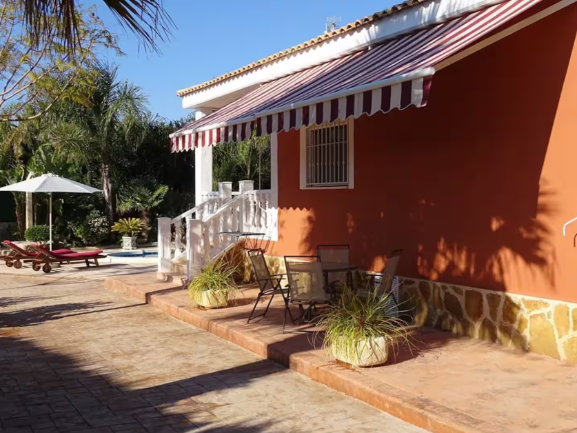 Villa Independiente de 3 dormitorios, 2 baños y piscina privada con 1200m2 de parcela