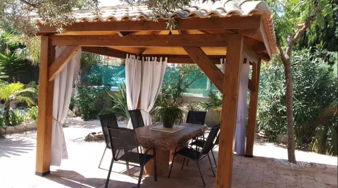 Villa Independiente de 3 dormitorios, 2 baños y piscina privada con 1200m2 de parcela