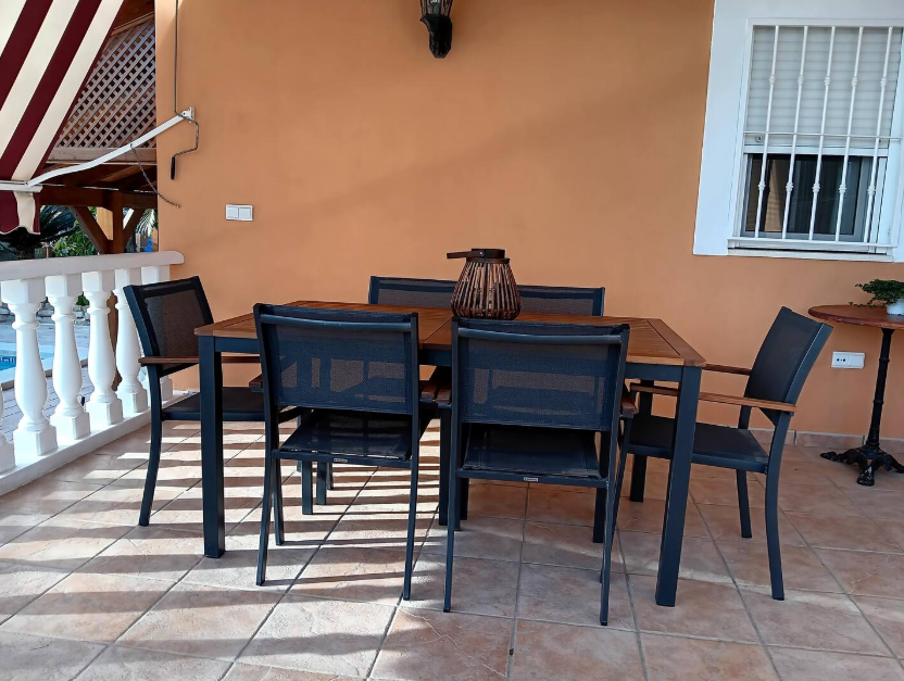Villa Independiente de 3 dormitorios, 2 baños y piscina privada con 1200m2 de parcela