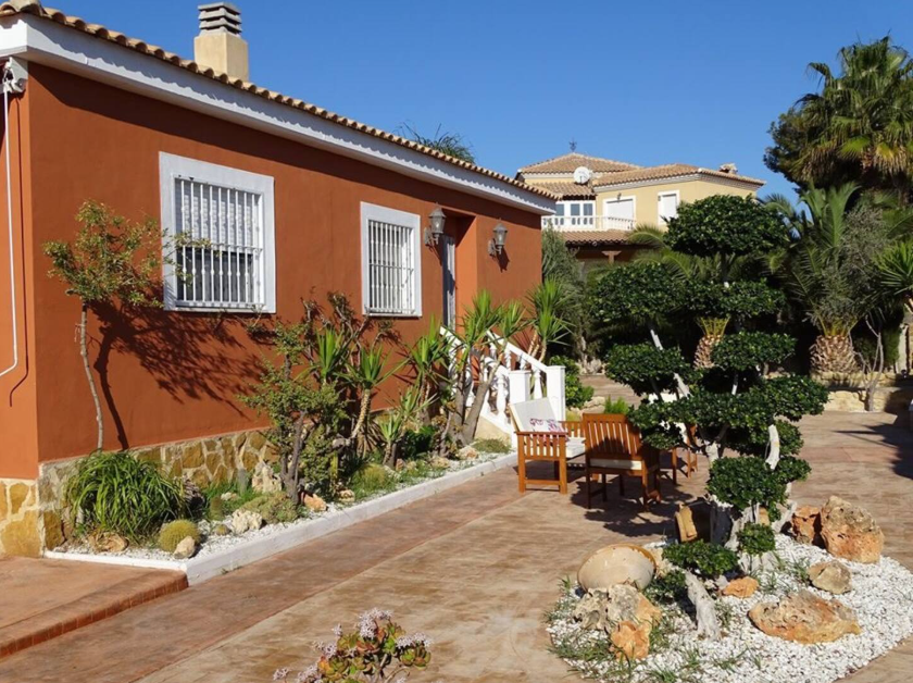 Villa Independiente de 3 dormitorios, 2 baños y piscina privada con 1200m2 de parcela