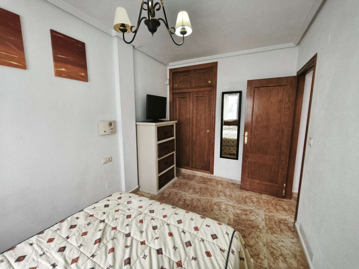 Appartement au rez-de-chaussée à Punta Prima avec 2 chambres et 1 salle de bain.