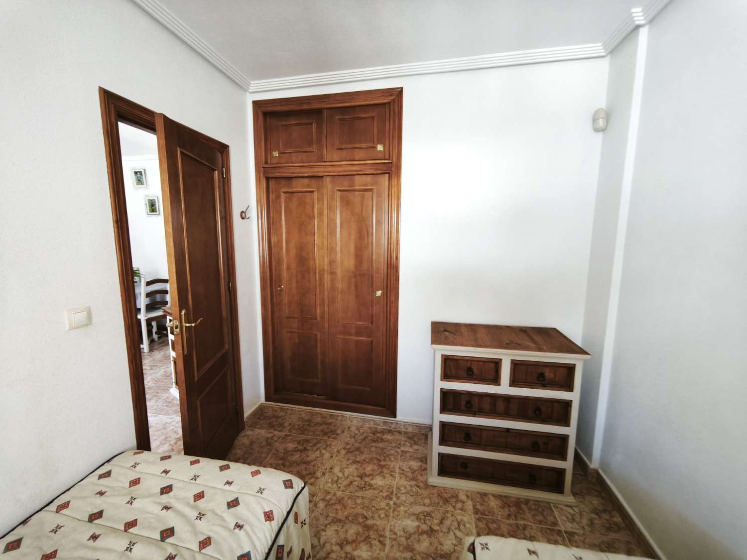 Appartement au rez-de-chaussée à Punta Prima avec 2 chambres et 1 salle de bain.