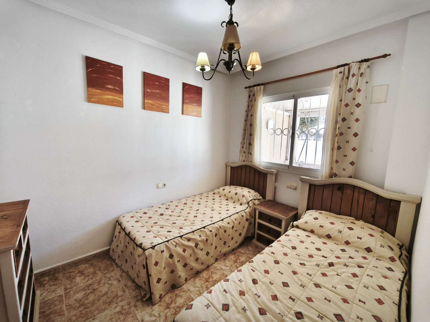 Appartement au rez-de-chaussée à Punta Prima avec 2 chambres et 1 salle de bain.