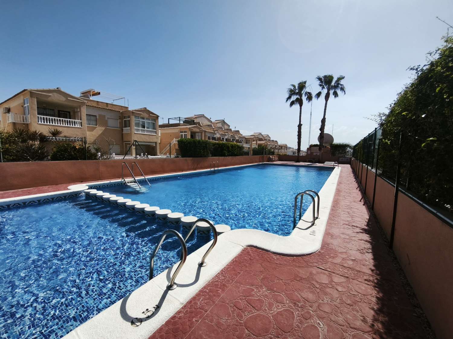 Appartement au rez-de-chaussée à Punta Prima avec 2 chambres et 1 salle de bain.