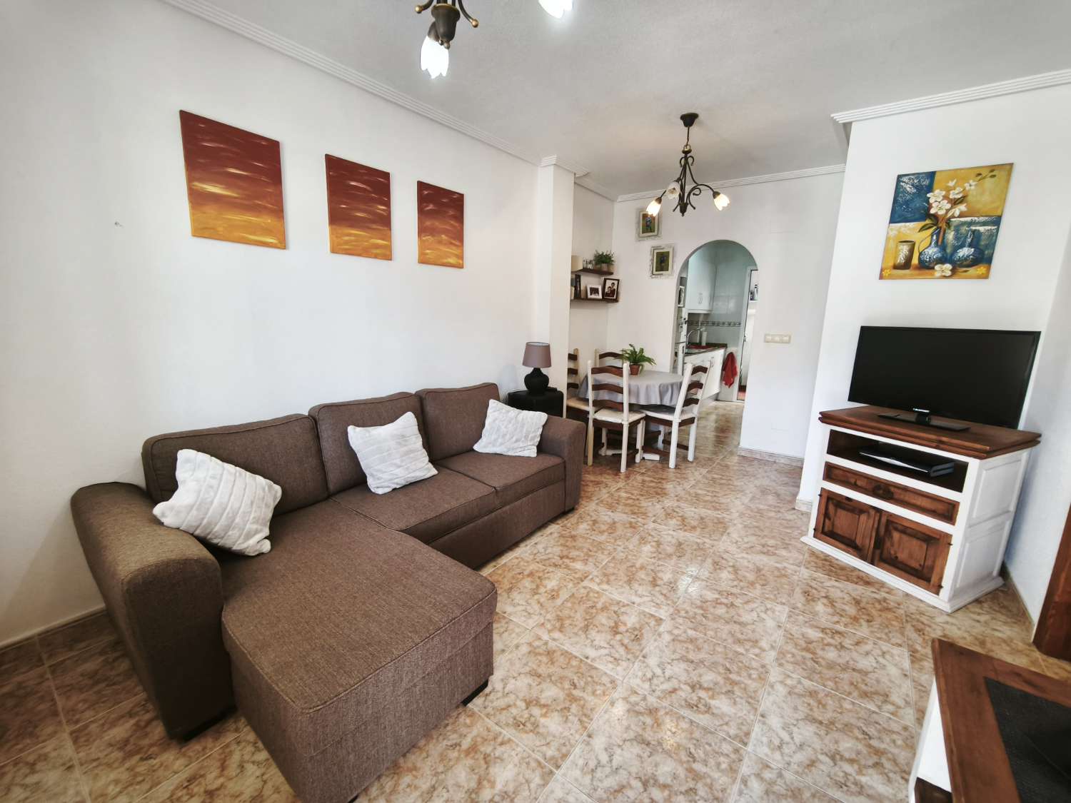 Appartement au rez-de-chaussée à Punta Prima avec 2 chambres et 1 salle de bain.