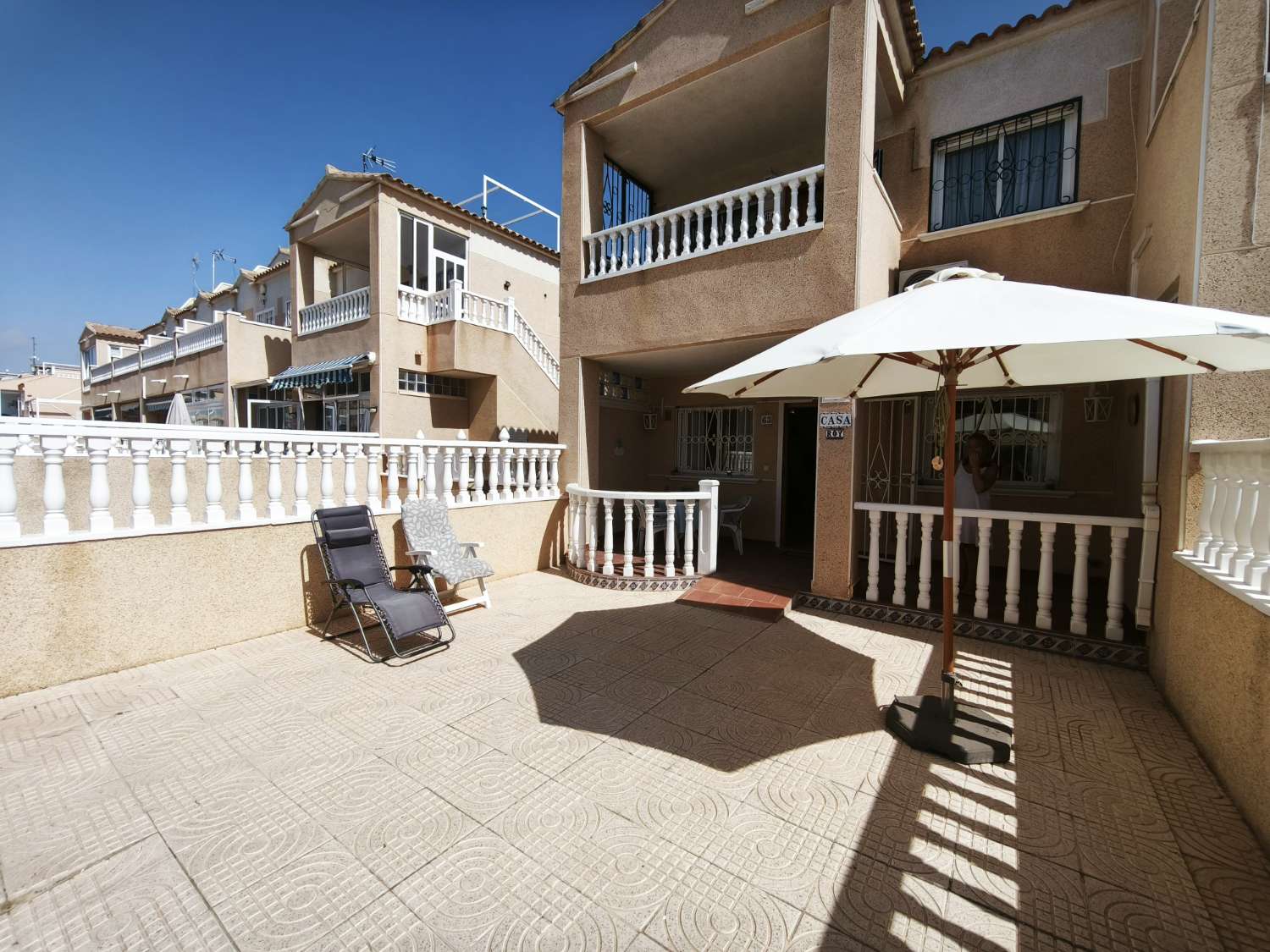 Appartement au rez-de-chaussée à Punta Prima avec 2 chambres et 1 salle de bain.