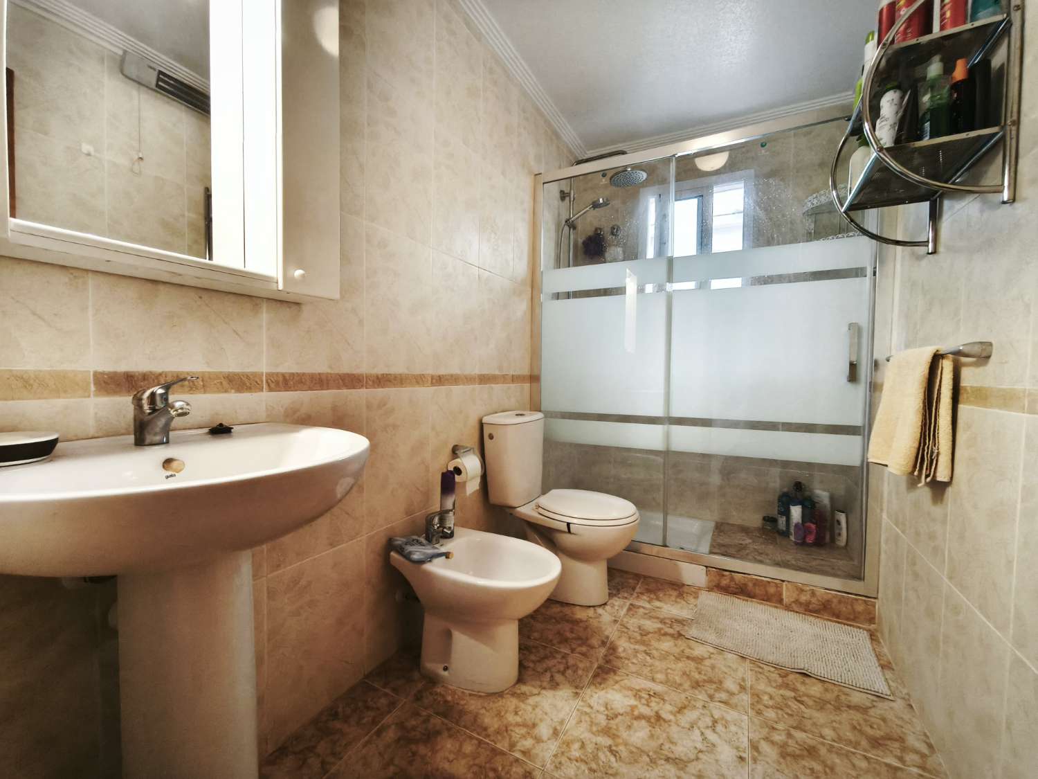 Appartement au rez-de-chaussée à Punta Prima avec 2 chambres et 1 salle de bain.
