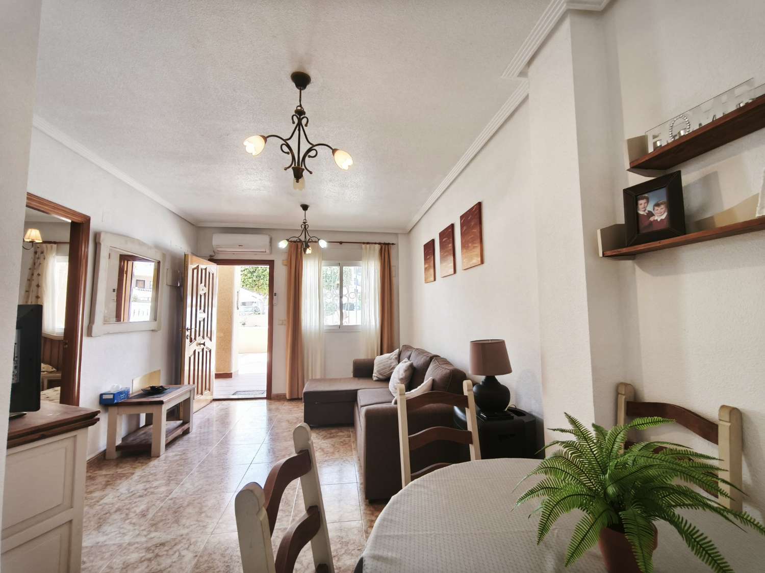 Appartement au rez-de-chaussée à Punta Prima avec 2 chambres et 1 salle de bain.