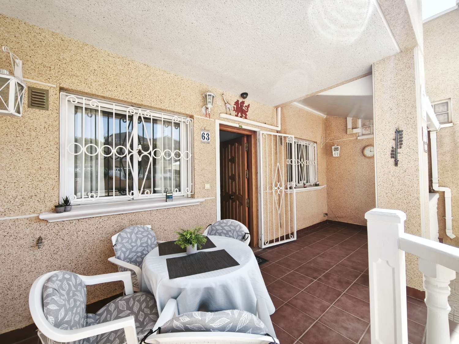 Appartement au rez-de-chaussée à Punta Prima avec 2 chambres et 1 salle de bain.