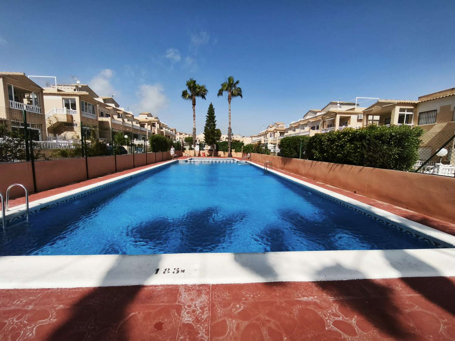 Appartement au rez-de-chaussée à Punta Prima avec 2 chambres et 1 salle de bain.