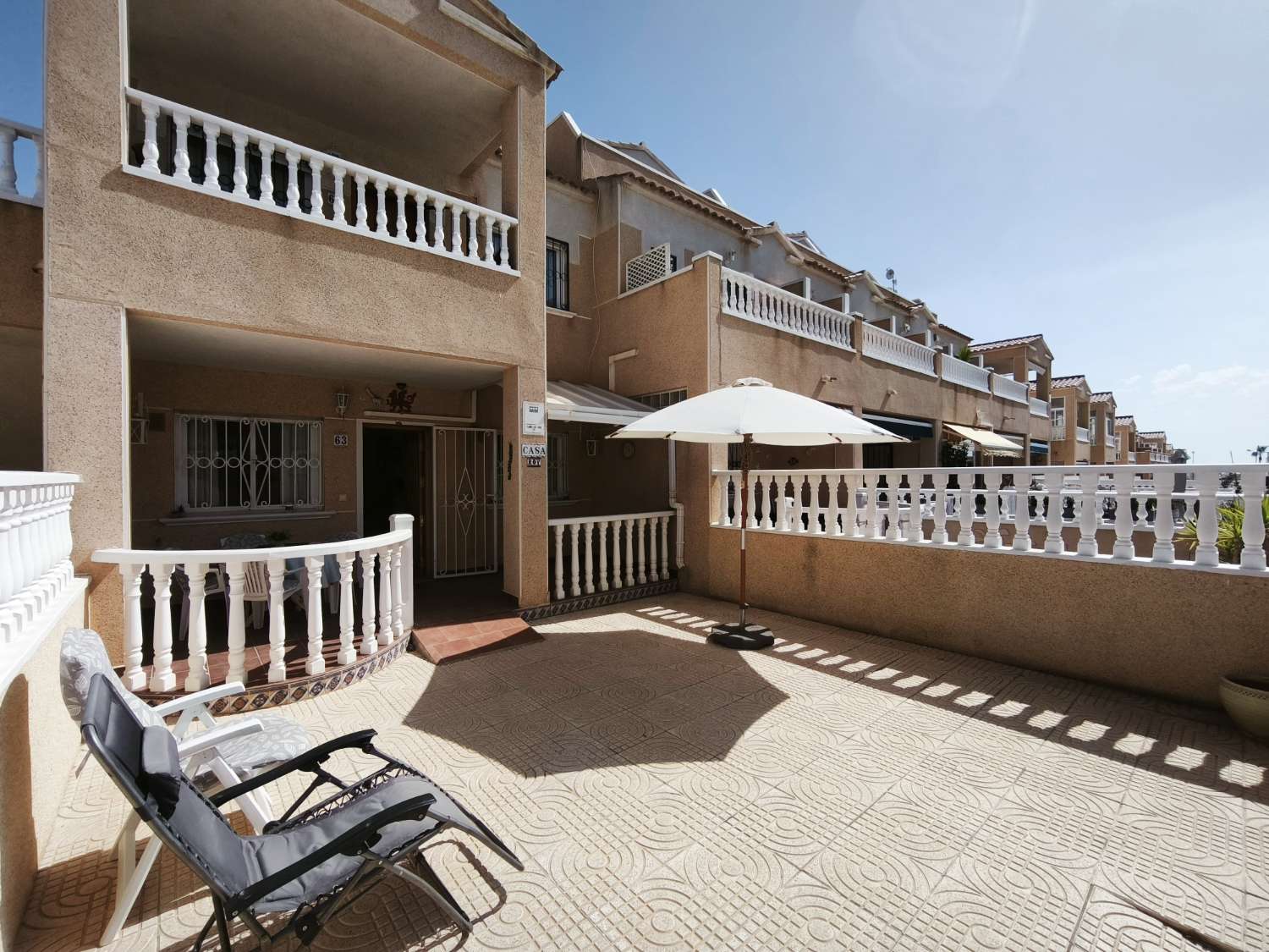 Appartement au rez-de-chaussée à Punta Prima avec 2 chambres et 1 salle de bain.