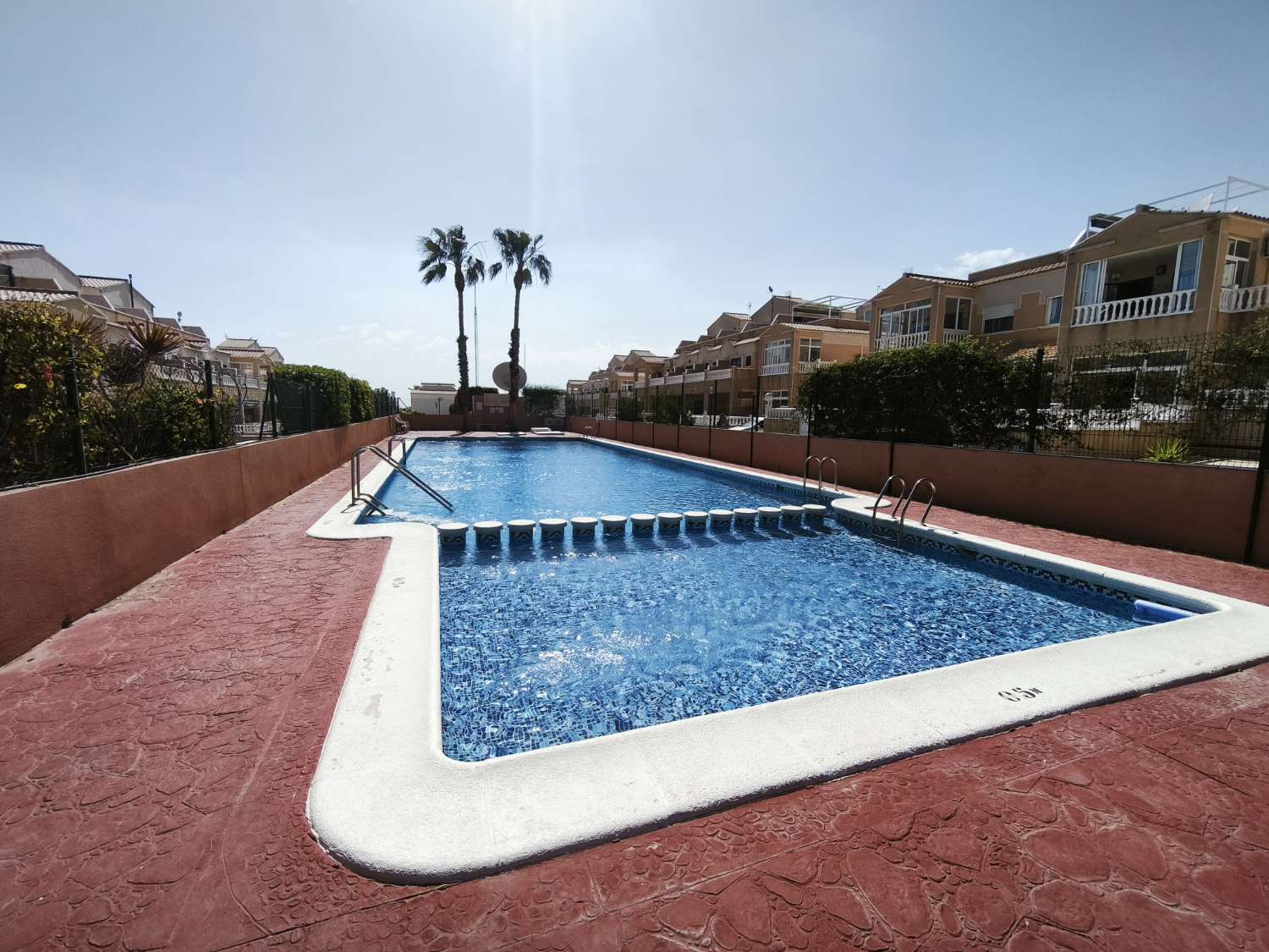 Appartement au rez-de-chaussée à Punta Prima avec 2 chambres et 1 salle de bain.