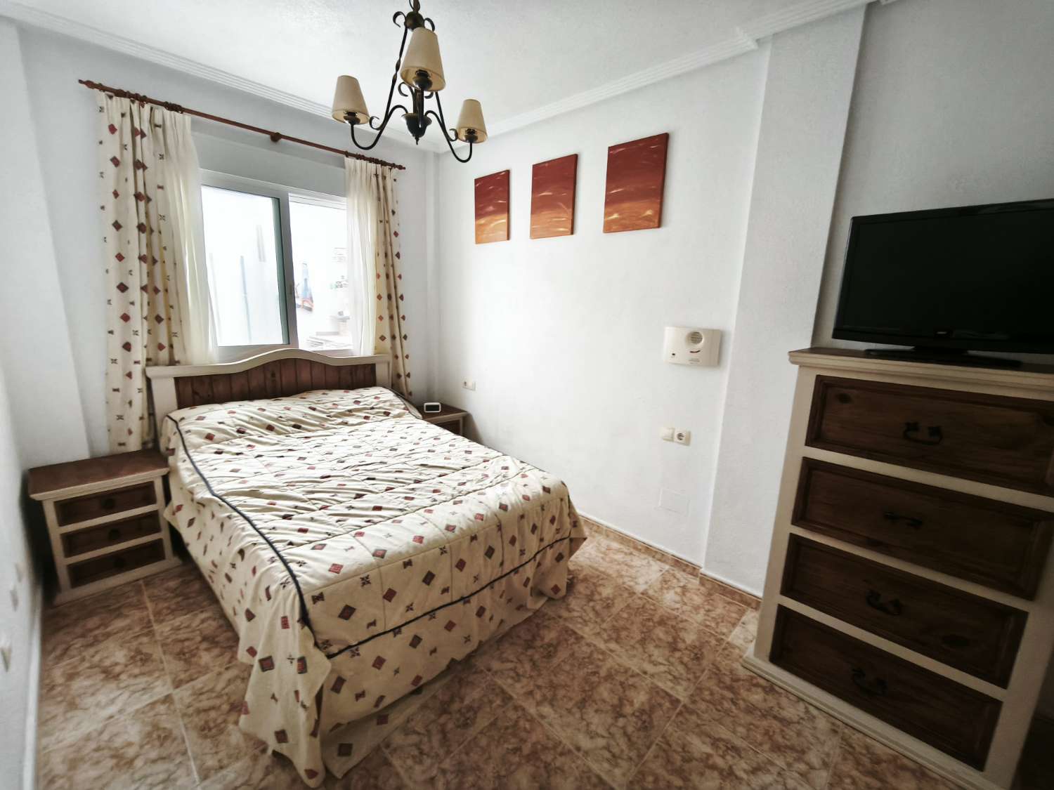 Appartement au rez-de-chaussée à Punta Prima avec 2 chambres et 1 salle de bain.