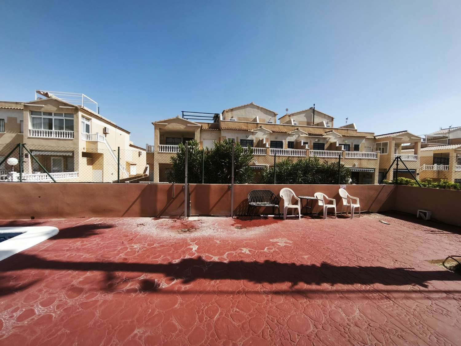 Appartement au rez-de-chaussée à Punta Prima avec 2 chambres et 1 salle de bain.
