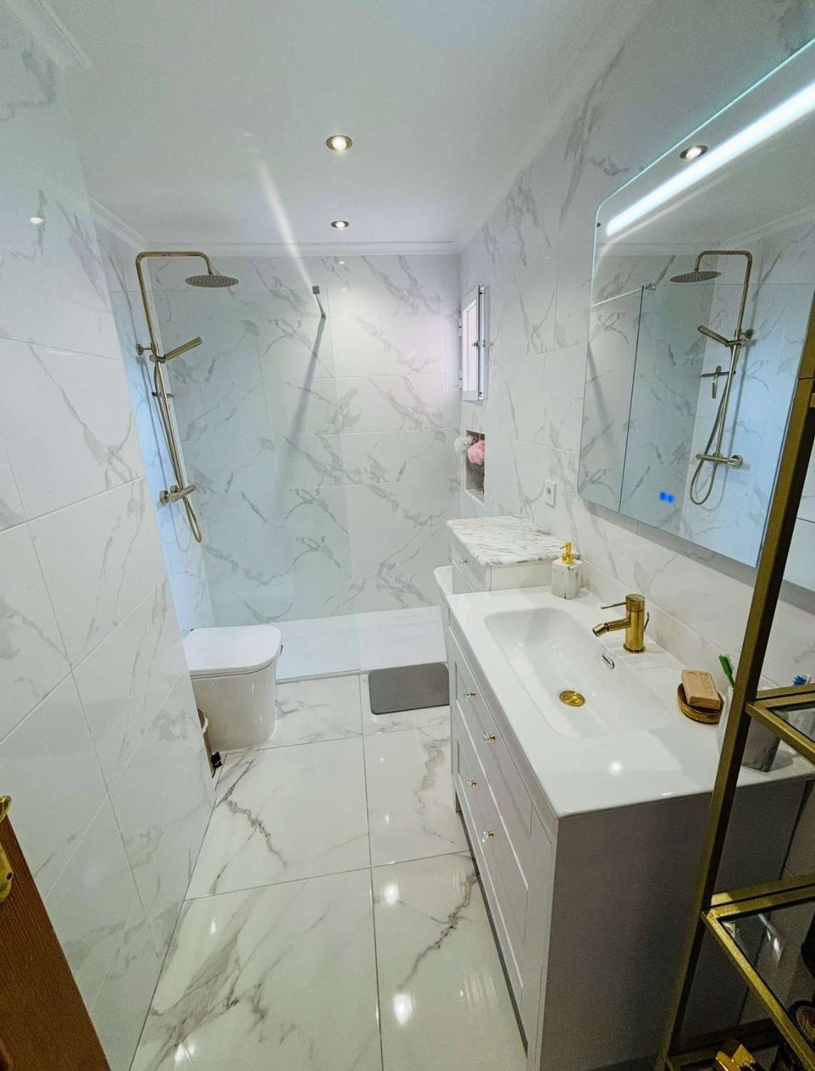 Bungalow de 2 dormitorios, 2 baños y 1 estudio y 1 piscina comunitaria