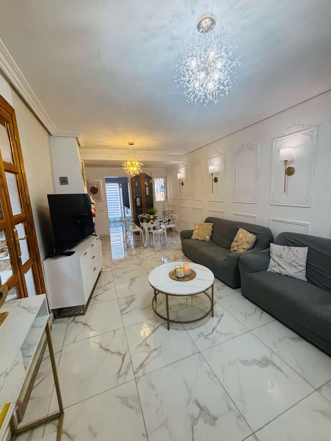 Bungalow de 2 dormitorios, 2 baños y 1 estudio y 1 piscina comunitaria