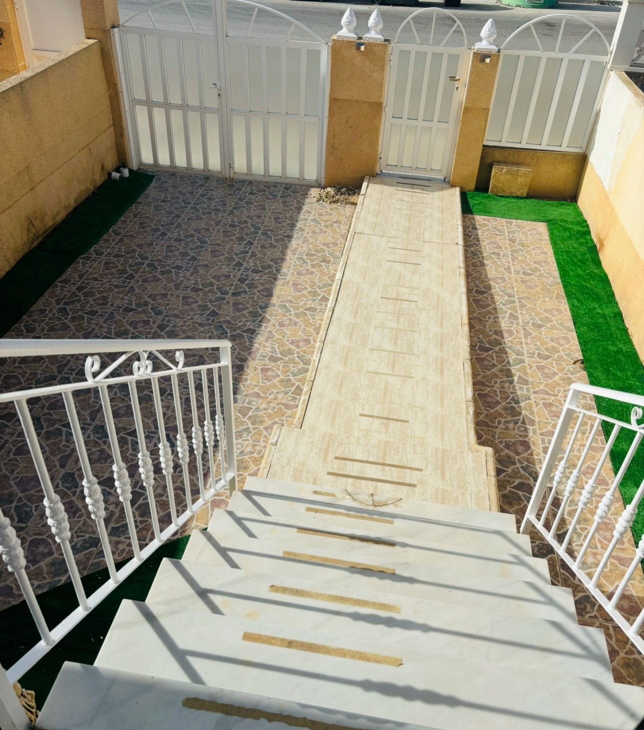 Bungalow de 2 dormitorios, 2 baños y 1 estudio y 1 piscina comunitaria