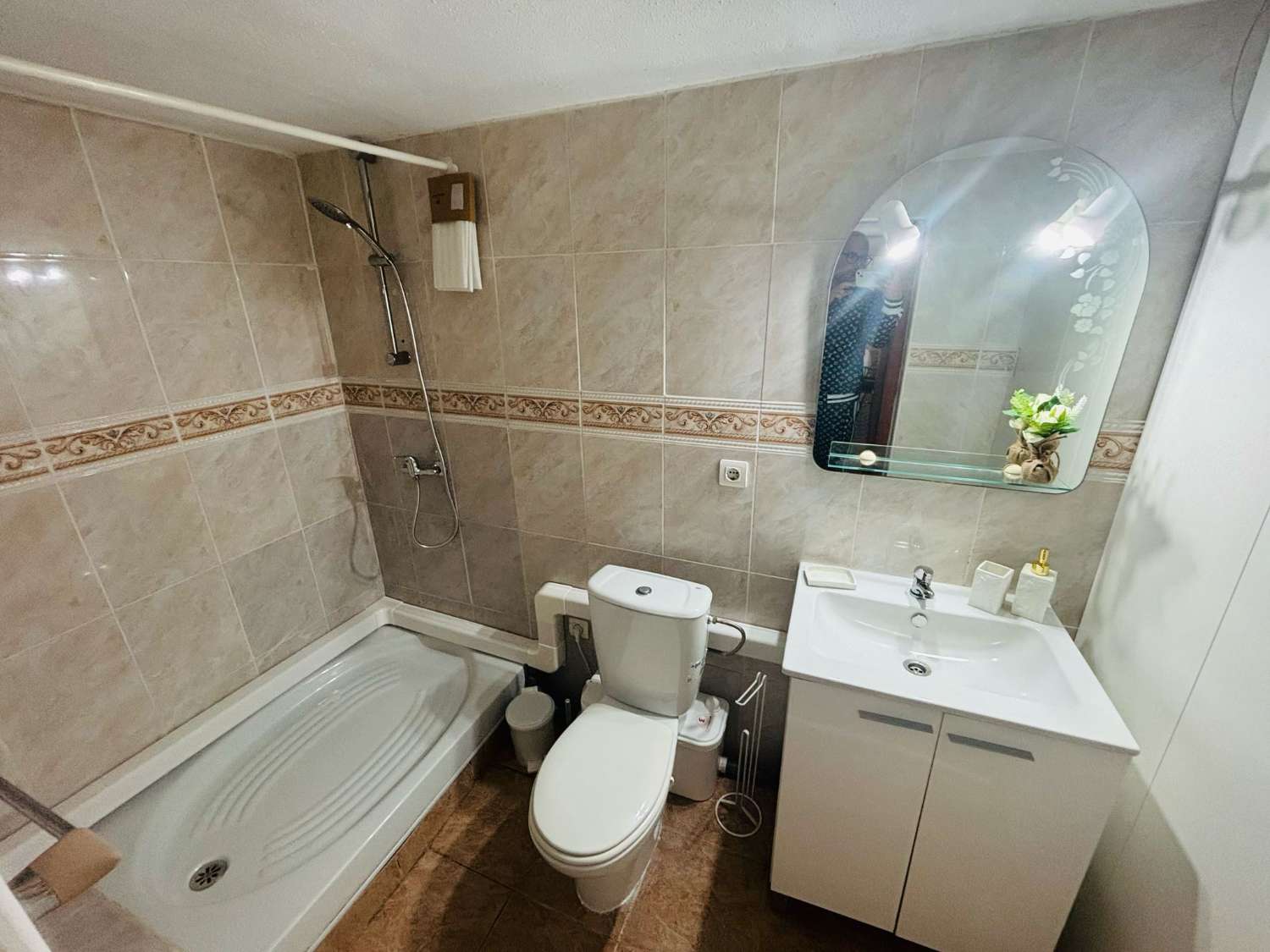 Bungalow de 2 dormitorios, 2 baños y 1 estudio y 1 piscina comunitaria