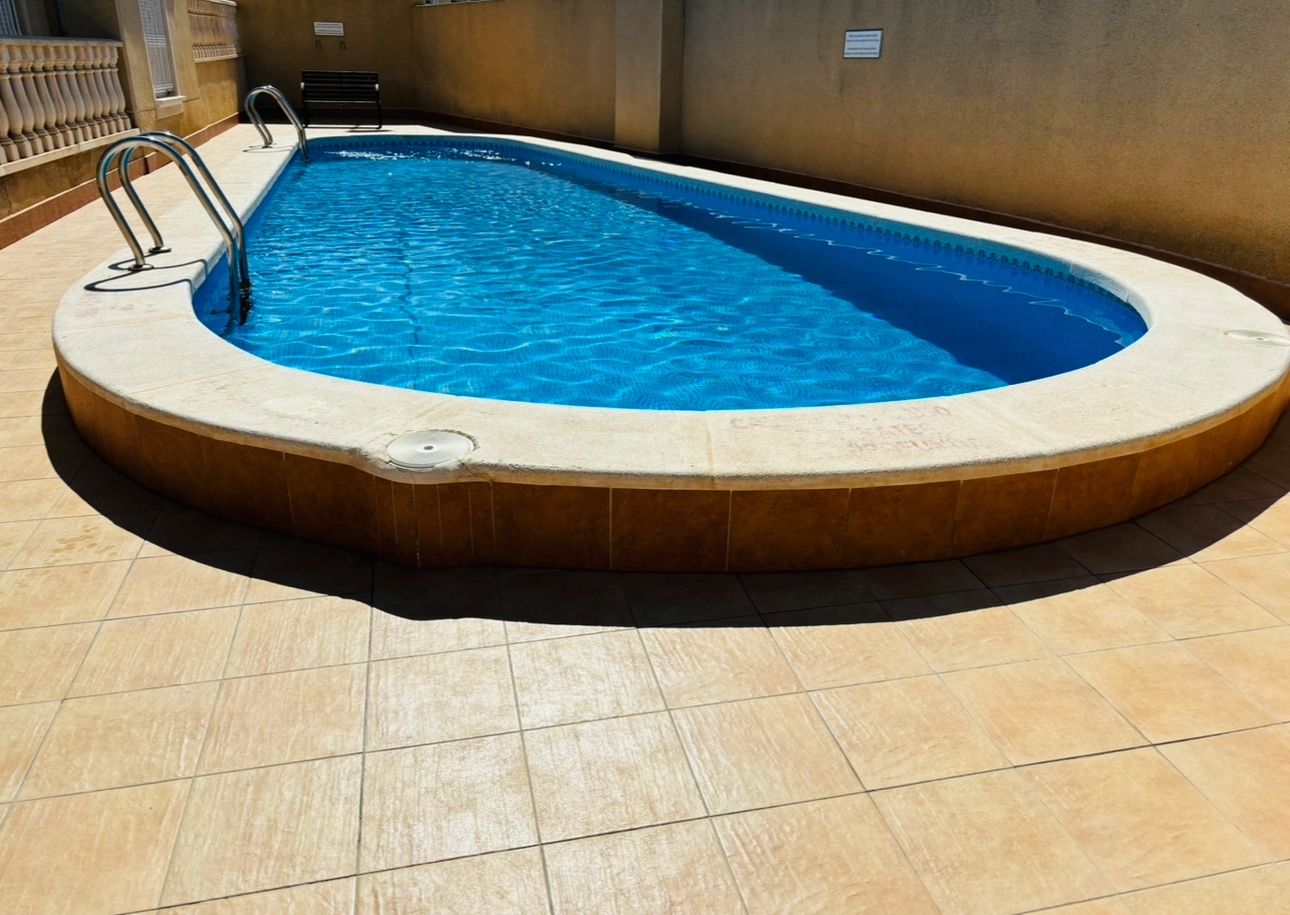 Bungalow de 2 dormitorios, 2 baños y 1 estudio y 1 piscina comunitaria