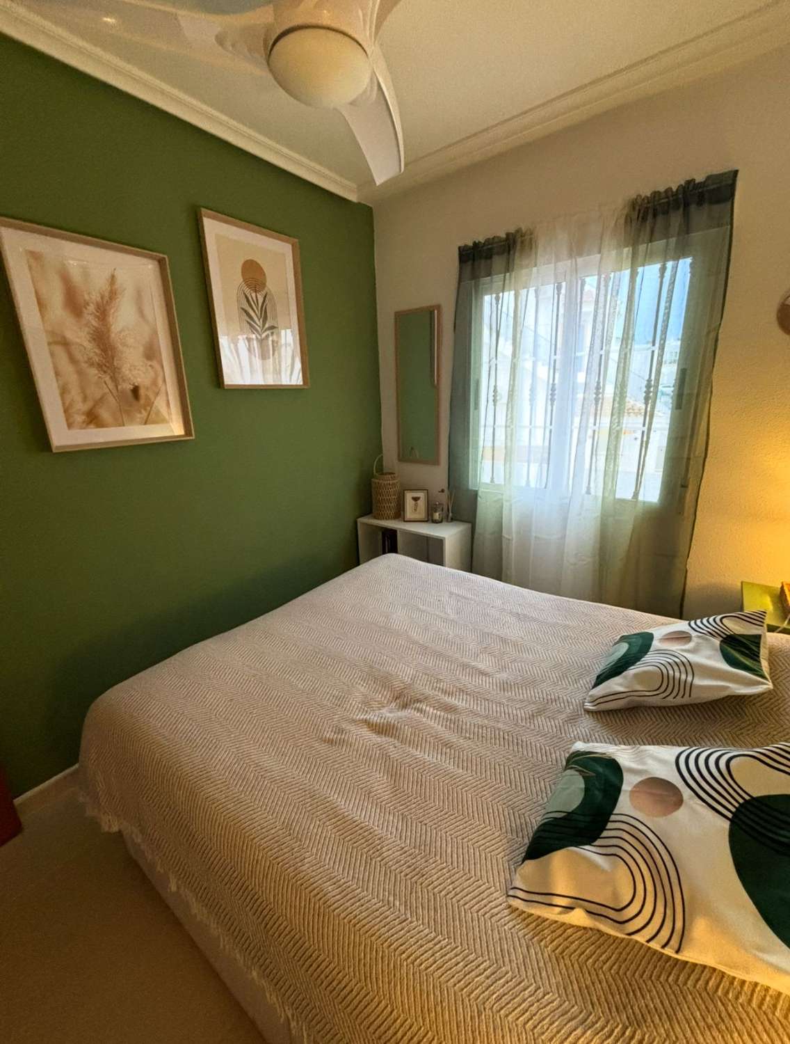 Bungalow de 2 dormitorios, 2 baños y 1 estudio y 1 piscina comunitaria