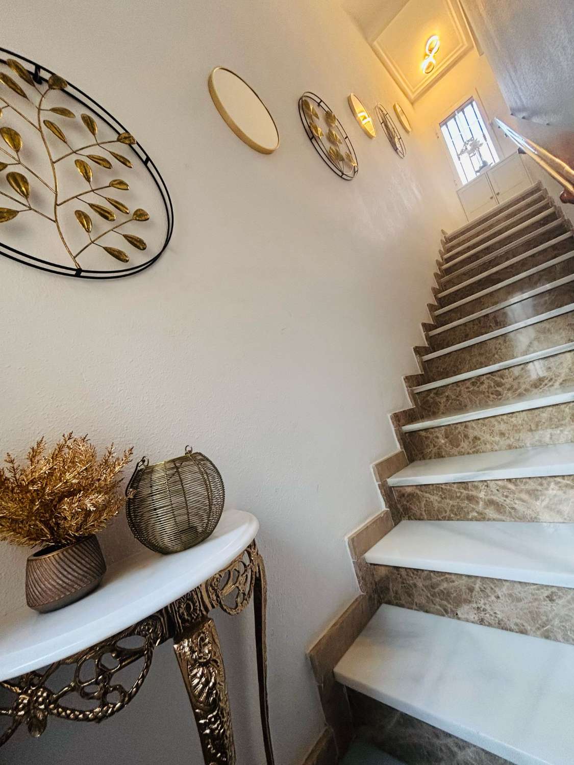 Bungalow de 2 dormitorios, 2 baños y 1 estudio y 1 piscina comunitaria