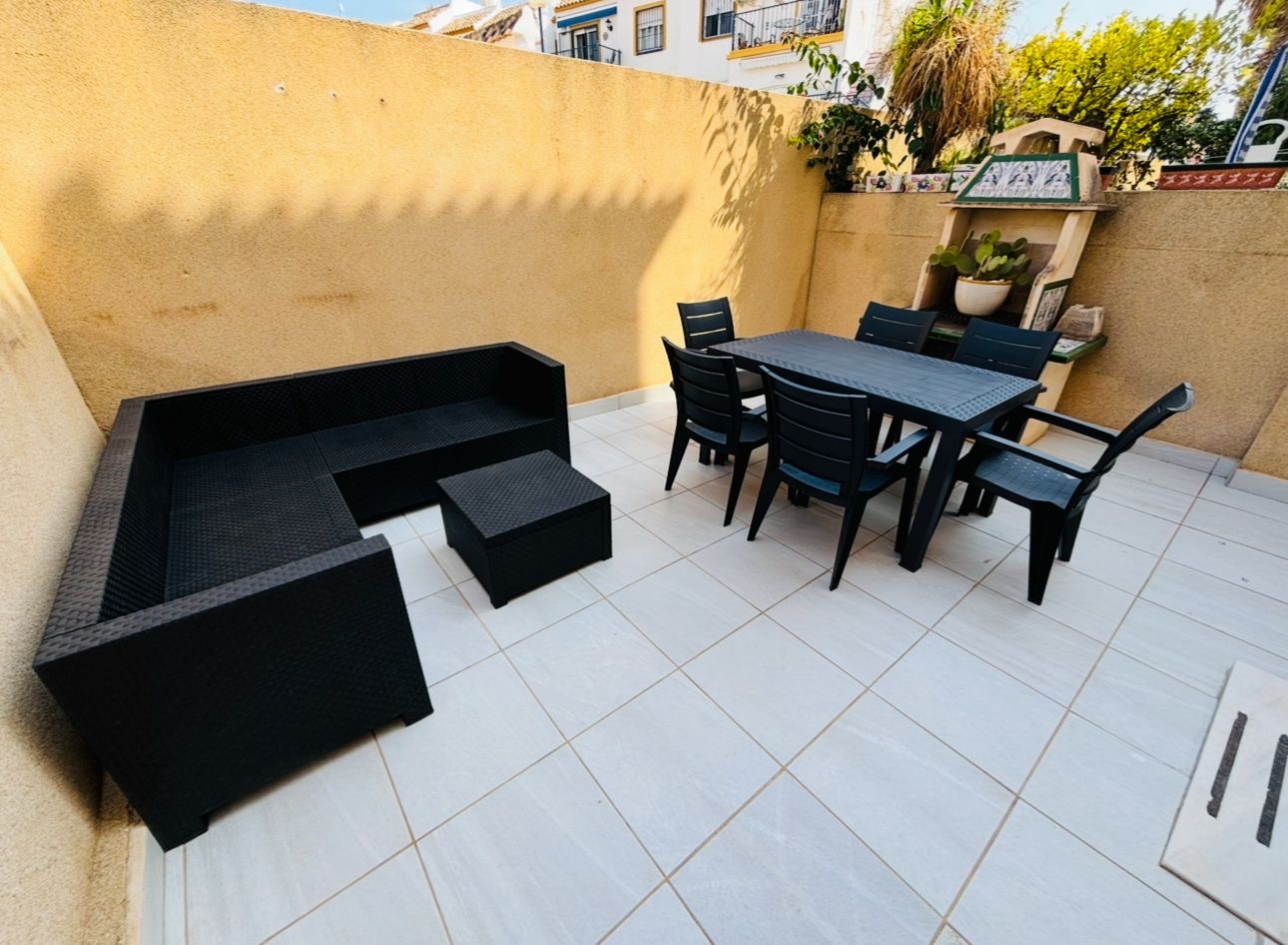 Bungalow de 2 dormitorios, 2 baños y 1 estudio y 1 piscina comunitaria