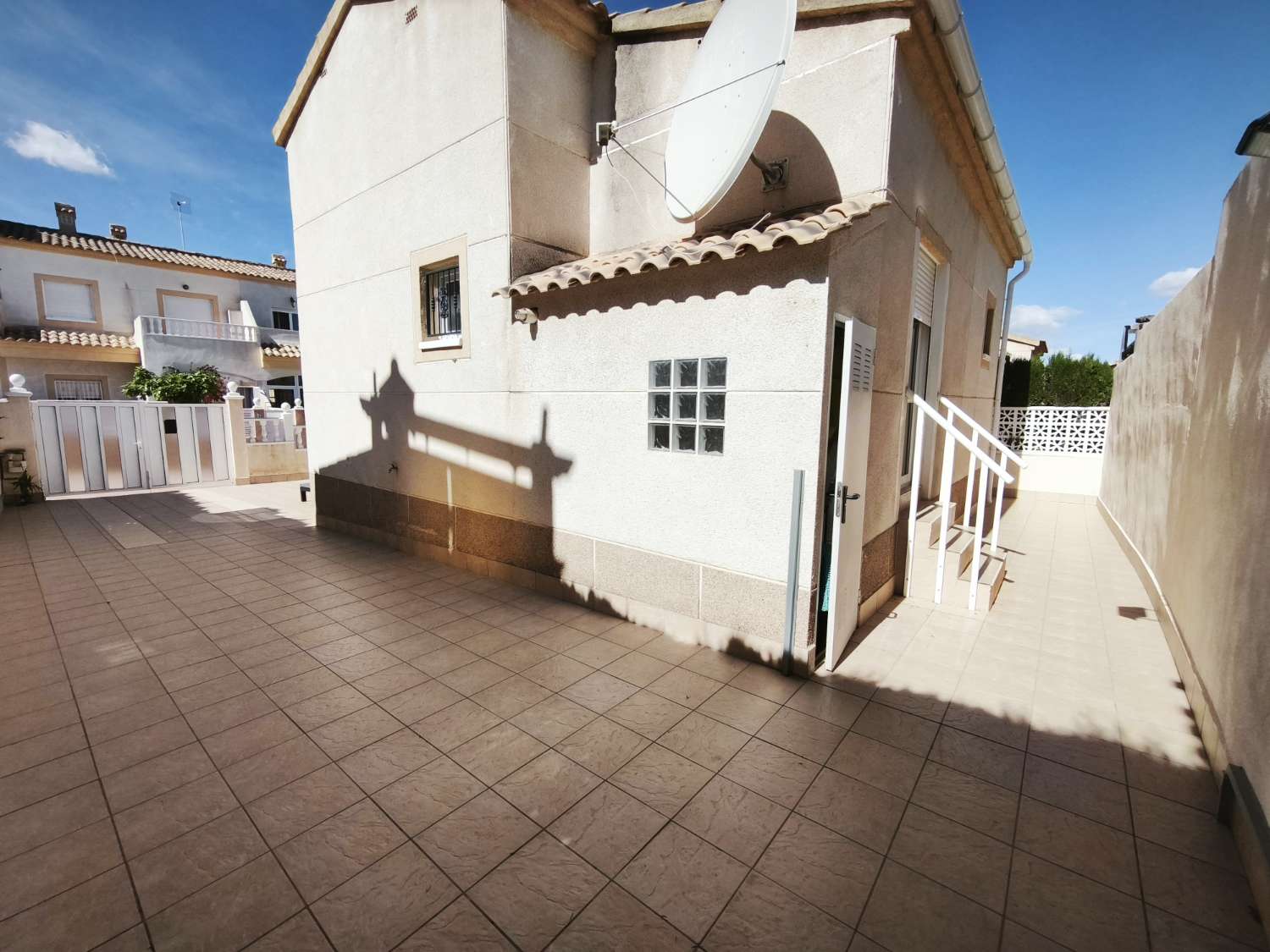 Mooie villa met 2 slaapkamers en 2 badkamers.