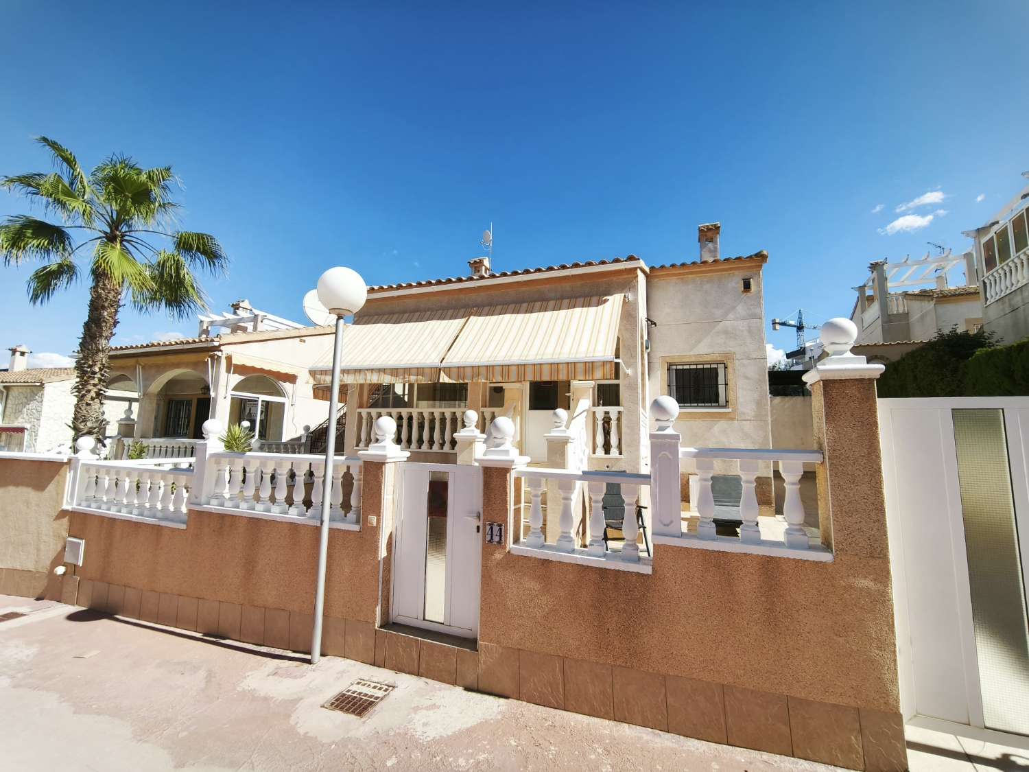 Mooie villa met 2 slaapkamers en 2 badkamers.