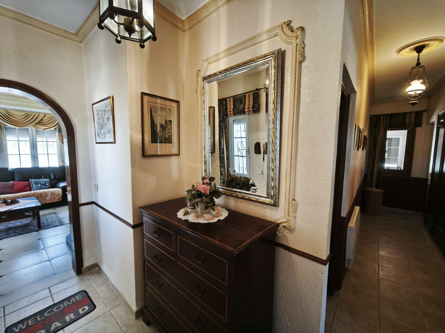 Preciosa villa en Torrevieja con 4 dormitorios y 4 baños.