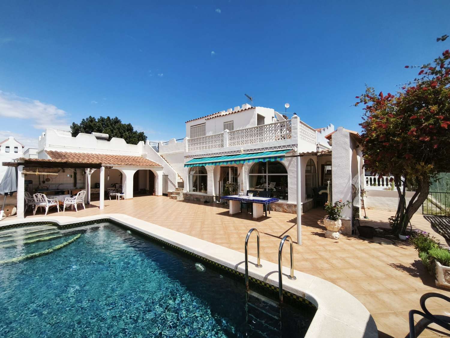 Preciosa villa en Torrevieja con 4 dormitorios y 4 baños.