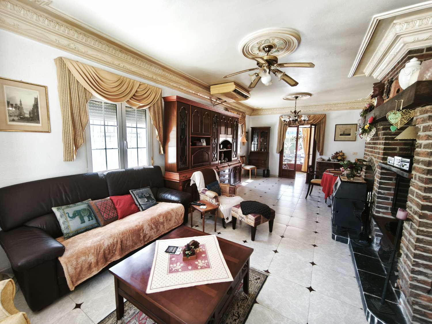 Preciosa villa en Torrevieja con 4 dormitorios y 4 baños.
