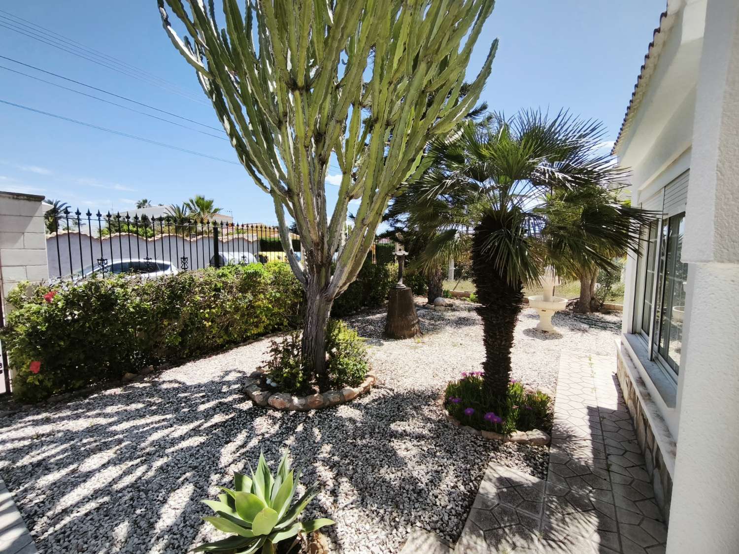 Preciosa villa en Torrevieja con 4 dormitorios y 4 baños.