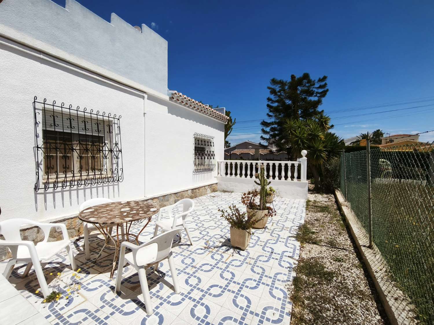 Preciosa villa en Torrevieja con 4 dormitorios y 4 baños.