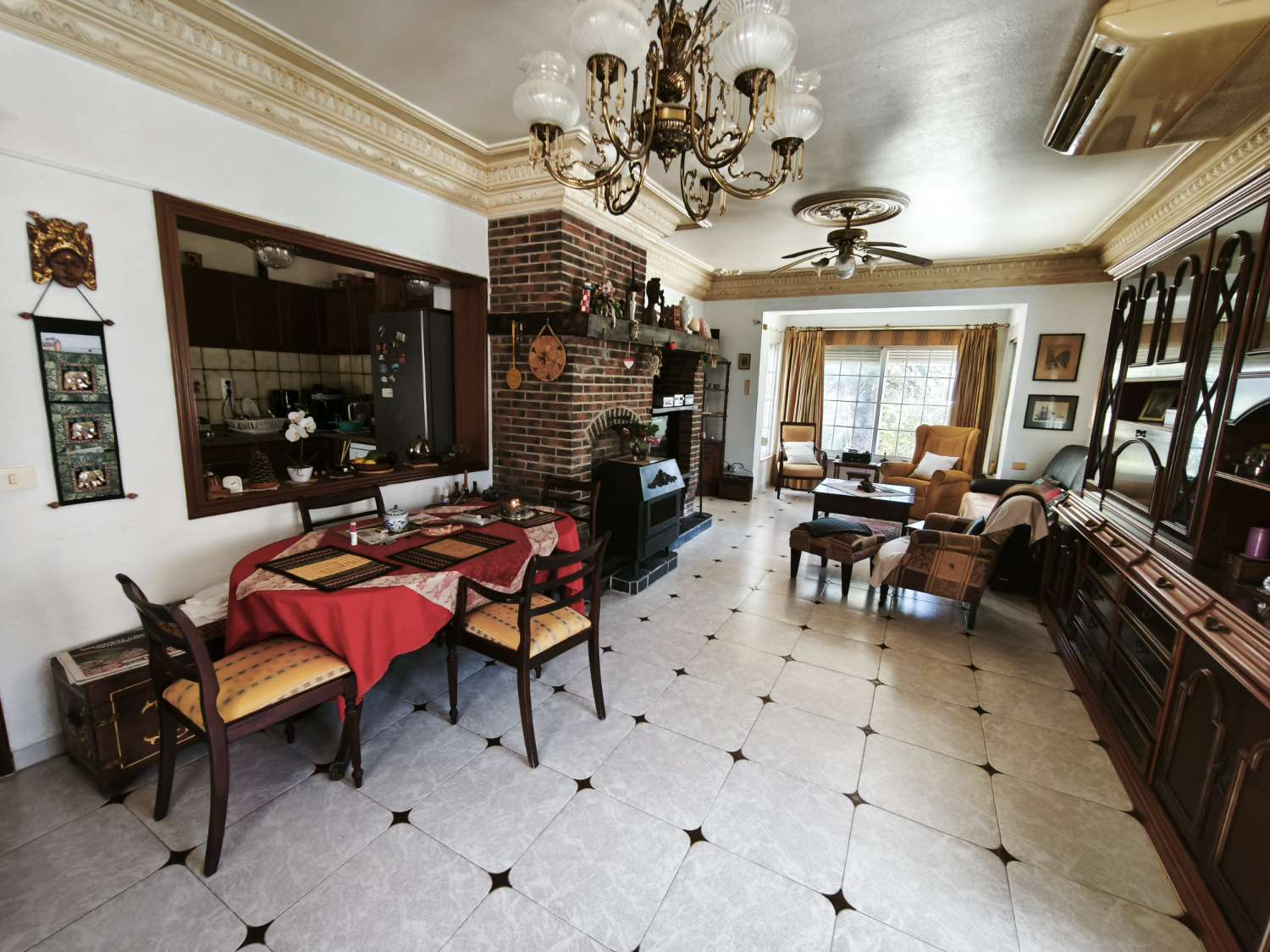 Preciosa villa en Torrevieja con 4 dormitorios y 4 baños.